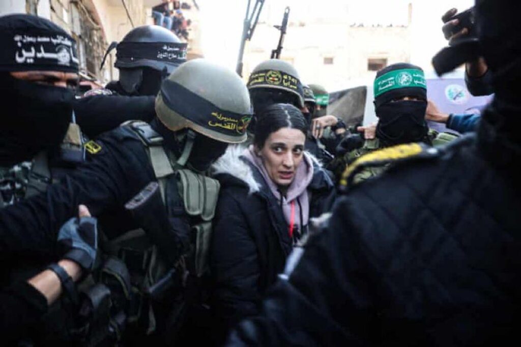 La ex rehén Arbel Yehoud durante su liberación