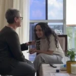 Emily (derecha) y Mandy Damari hablan por teléfono con el primer ministro del Reino Unido, Keir Starmer, el 31 de enero de 2025. (Cortesía)