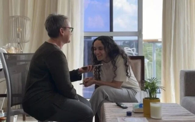 Emily (derecha) y Mandy Damari hablan por teléfono con el primer ministro del Reino Unido, Keir Starmer, el 31 de enero de 2025. (Cortesía)
